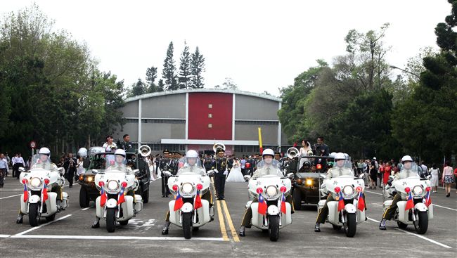 5部憲兵重型機車擔任前導，隨後2部特戰突擊車、陸軍樂隊與陸軍招募娃娃偕同新人，在家屬及大漢營區官兵熱情的歡呼聲中，緩緩進入會場。（記者邱榮吉/攝影）