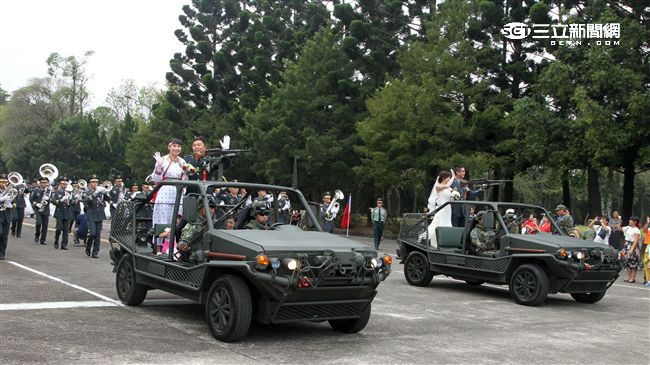 新人搭乘特戰突擊車進場。（記者邱榮吉/攝影）