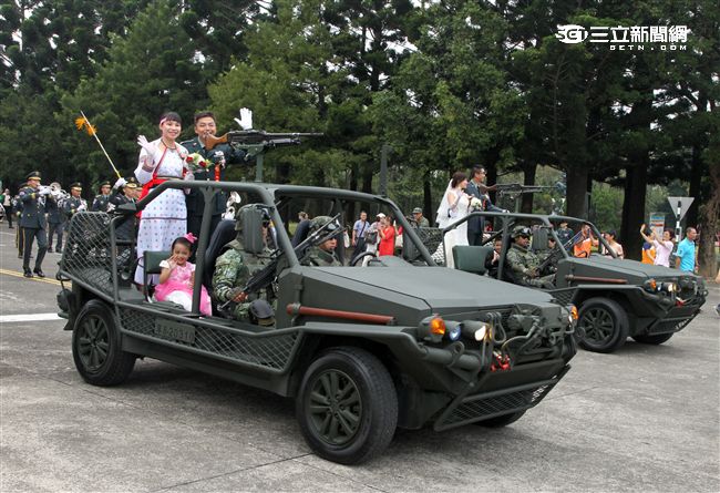 新人搭乘特戰突擊車進場。（記者邱榮吉/攝影）