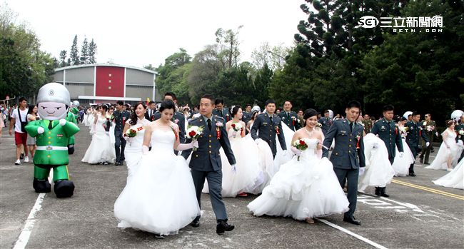 5部憲兵重型機車擔任前導，隨後2部特戰突擊車、陸軍樂隊與陸軍招募娃娃偕同新人，在家屬及大漢營區官兵熱情的歡呼聲中，緩緩進入會場。（記者邱榮吉/攝影）