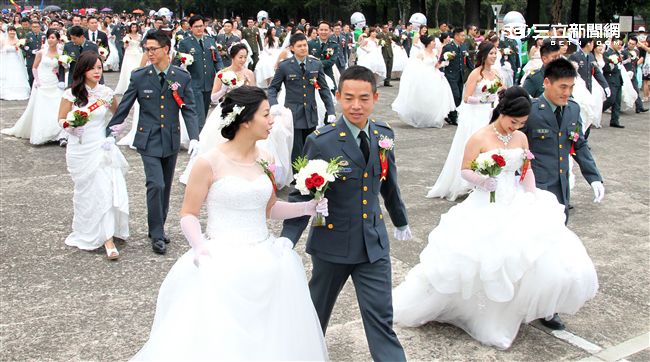 5部憲兵重型機車擔任前導，隨後2部特戰突擊車、陸軍樂隊與陸軍招募娃娃偕同新人，在家屬及大漢營區官兵熱情的歡呼聲中，緩緩進入會場。（記者邱榮吉/攝影）