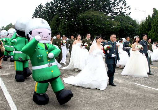 陸軍司令部(18)日以「摯愛在陸軍、大漢獻真情」為主題，盛大辦理民國105年官兵聯合婚禮，由司令邱上將親自主持並擔任證婚人。（記者邱榮吉/攝影）