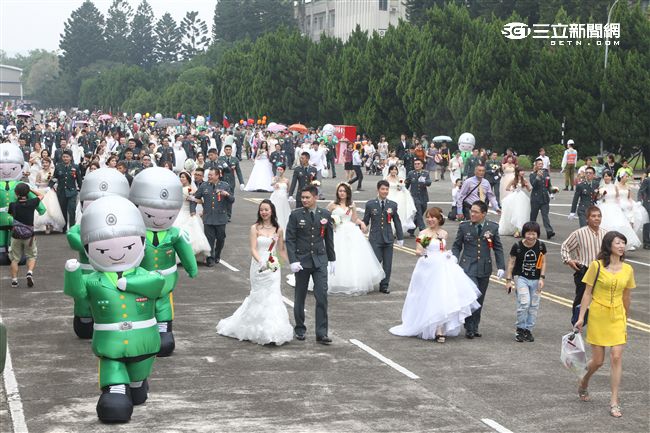 5部憲兵重型機車擔任前導，隨後2部特戰突擊車、陸軍樂隊與陸軍招募娃娃偕同新人，在家屬及大漢營區官兵熱情的歡呼聲中，緩緩進入會場。（記者邱榮吉/攝影）