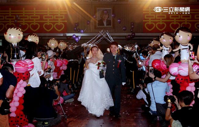 陸軍儀隊搭起12道劍門表達對新人最崇高與誠摯的歡迎。（記者邱榮吉/攝影）