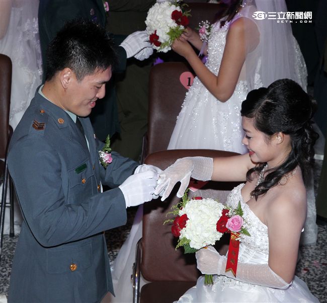 陸軍司令部(18)日以「摯愛在陸軍、大漢獻真情」為主題，盛大辦理民國105年官兵聯合婚禮，由司令邱上將親自主持並擔任證婚人。（記者邱榮吉/攝影）