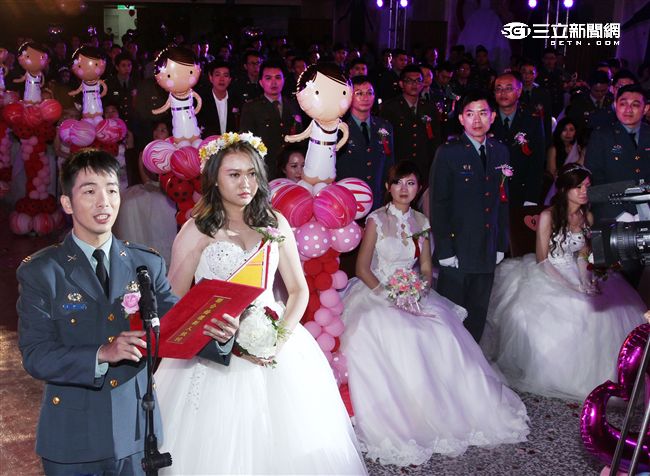 陸軍司令部(18)日以「摯愛在陸軍、大漢獻真情」為主題，盛大辦理民國105年官兵聯合婚禮，由司令邱上將親自主持並擔任證婚人。（記者邱榮吉/攝影）