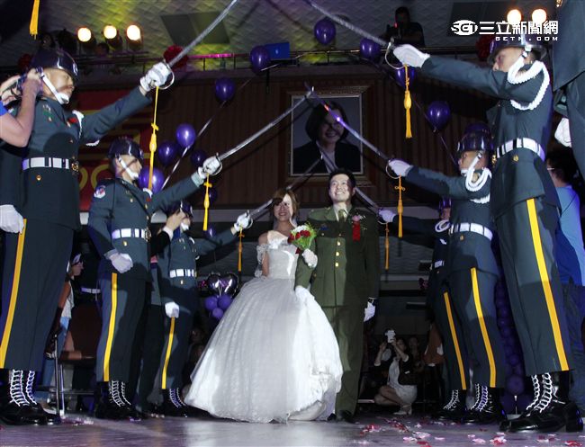 陸軍儀隊搭起12道劍門表達對新人最崇高與誠摯的歡迎。（記者邱榮吉/攝影）