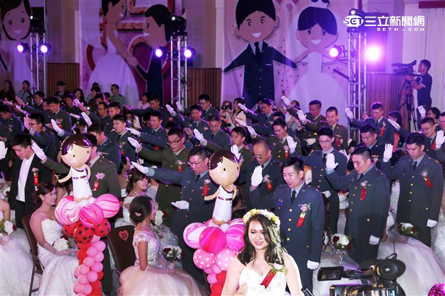 陸軍司令部(18)日以「摯愛在陸軍、大漢獻真情」為主題，盛大辦理民國105年官兵聯合婚禮，由司令邱上將親自主持並擔任證婚人。（記者邱榮吉/攝影）
