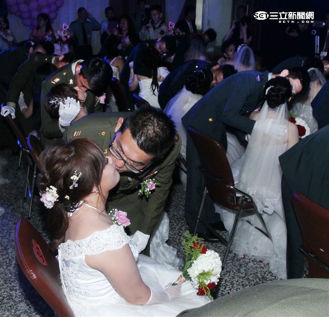 深情擁吻。（記者邱榮吉/攝影）