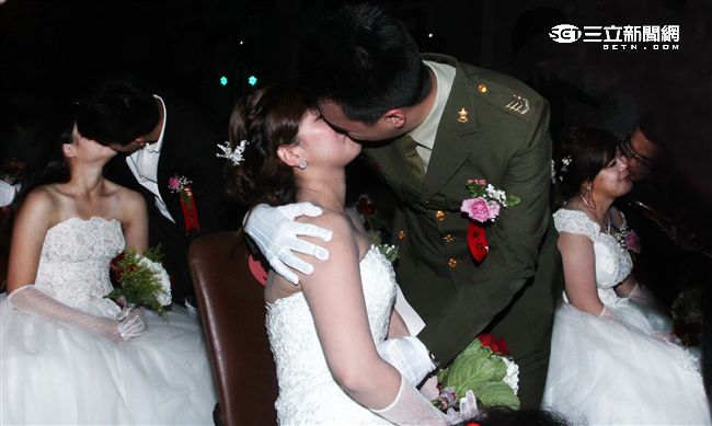 深情擁吻。（記者邱榮吉/攝影）