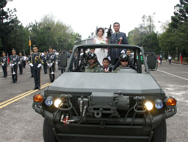 新人搭乘特戰突擊車進場。（記者邱榮吉/攝影）