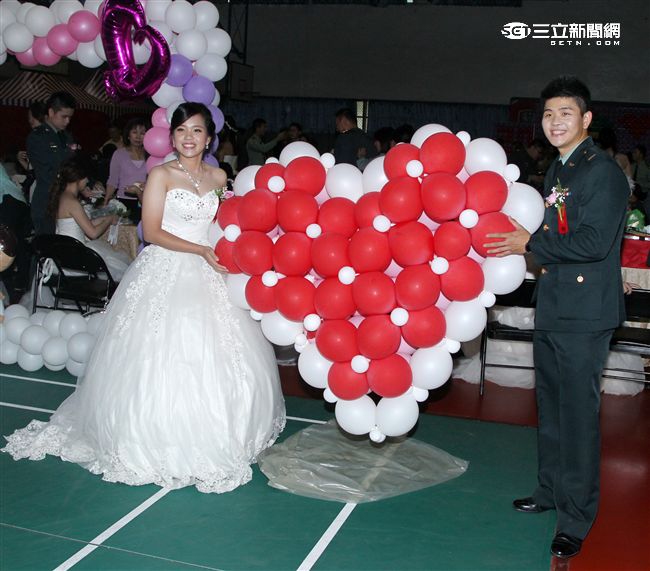 陸軍司令部(18)日以「摯愛在陸軍、大漢獻真情」為主題，盛大辦理民國105年官兵聯合婚禮，由司令邱上將親自主持並擔任證婚人。（記者邱榮吉/攝影）