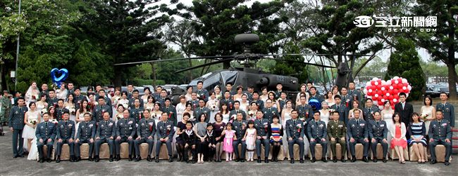 陸軍司令部(18)日以「摯愛在陸軍、大漢獻真情」為主題，盛大辦理民國105年官兵聯合婚禮，由司令邱上將親自主持並擔任證婚人。（記者邱榮吉/攝影）