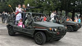 新人航特部兩棲蛙人朱程楠與太魯閣族的原住民姑娘吳美君搭乘特戰突擊車進場。（記者邱榮吉/攝影）