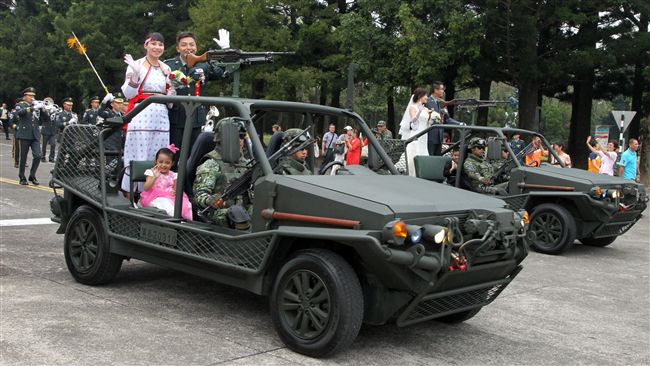 陸軍辦聯合婚禮　特戰突擊車陪進場！