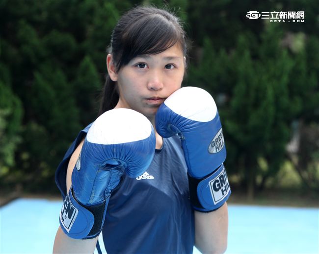 林芷蓮下士，第六軍團21砲指部防空營飛彈發射士，畢業於陸軍專科學校，20歲出頭，仍是清純的學生外表，卻有特殊的拳擊手身分。（記者邱榮吉/攝影）