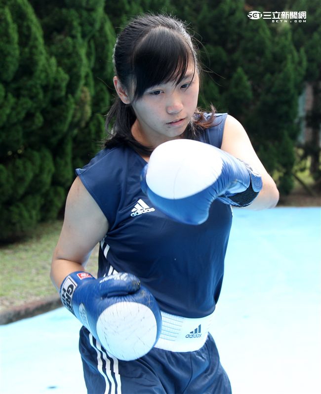 林芷蓮下士，第六軍團21砲指部防空營飛彈發射士，畢業於陸軍專科學校，20歲出頭，仍是清純的學生外表，卻有特殊的拳擊手身分。（記者邱榮吉/攝影）