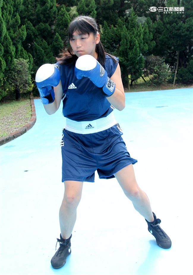 林芷蓮下士，第六軍團21砲指部防空營飛彈發射士，畢業於陸軍專科學校，20歲出頭，仍是清純的學生外表，卻有特殊的拳擊手身分。（記者邱榮吉/攝影）