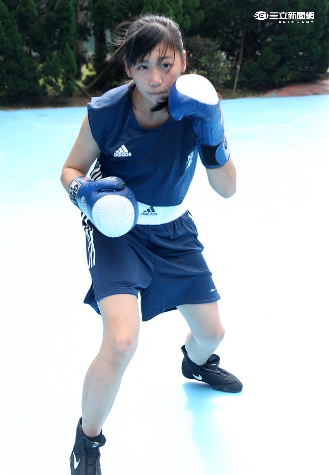 林芷蓮下士，第六軍團21砲指部防空營飛彈發射士，畢業於陸軍專科學校，20歲出頭，仍是清純的學生外表，卻有特殊的拳擊手身分。（記者邱榮吉/攝影）