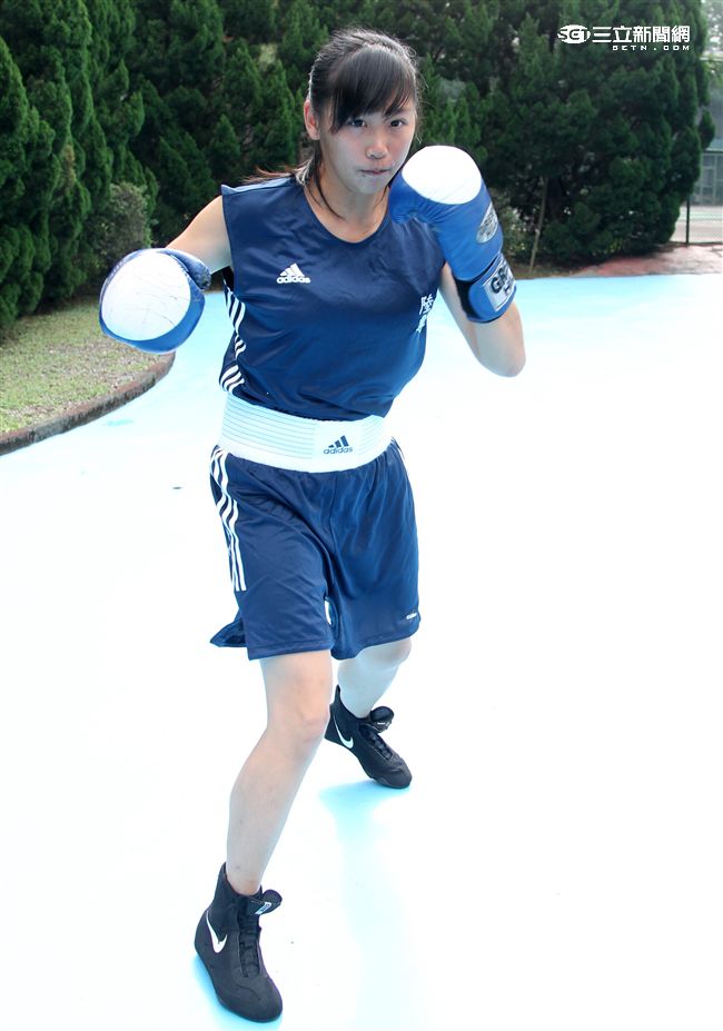 林芷蓮下士，第六軍團21砲指部防空營飛彈發射士，畢業於陸軍專科學校，20歲出頭，仍是清純的學生外表，卻有特殊的拳擊手身分。（記者邱榮吉/攝影）