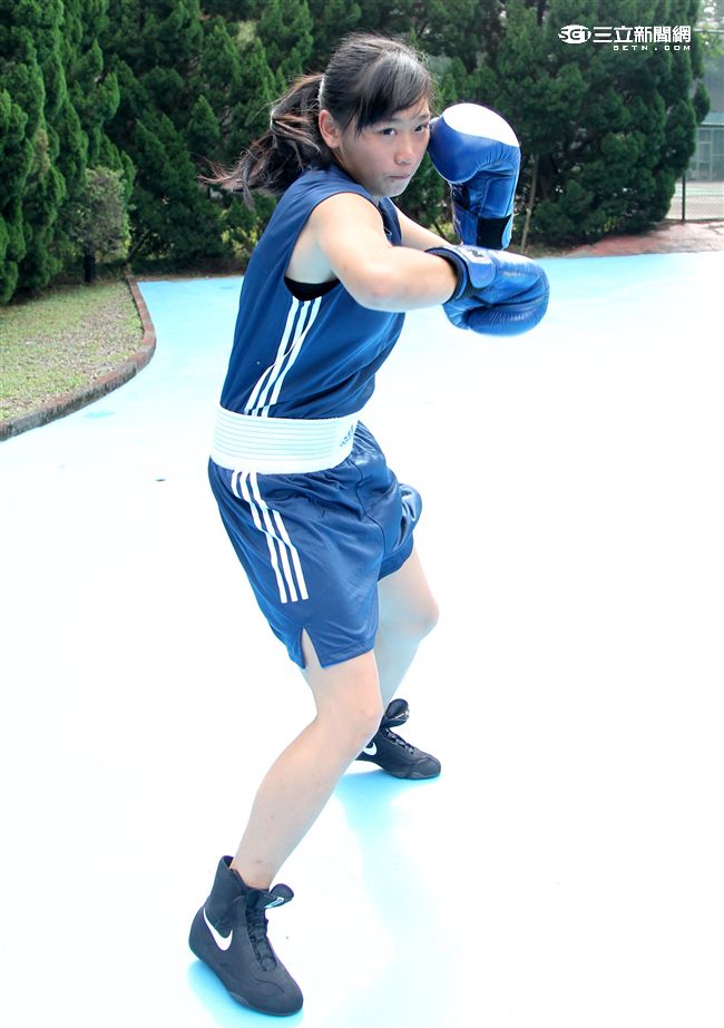 林芷蓮下士，第六軍團21砲指部防空營飛彈發射士，畢業於陸軍專科學校，20歲出頭，仍是清純的學生外表，卻有特殊的拳擊手身分。（記者邱榮吉/攝影）