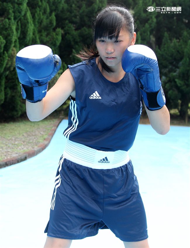 林芷蓮下士，第六軍團21砲指部防空營飛彈發射士，畢業於陸軍專科學校，20歲出頭，仍是清純的學生外表，卻有特殊的拳擊手身分。（記者邱榮吉/攝影）