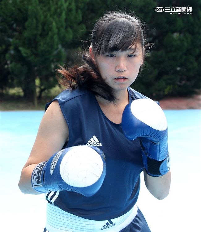 林芷蓮下士，第六軍團21砲指部防空營飛彈發射士，畢業於陸軍專科學校，20歲出頭，仍是清純的學生外表，卻有特殊的拳擊手身分。（記者邱榮吉/攝影）