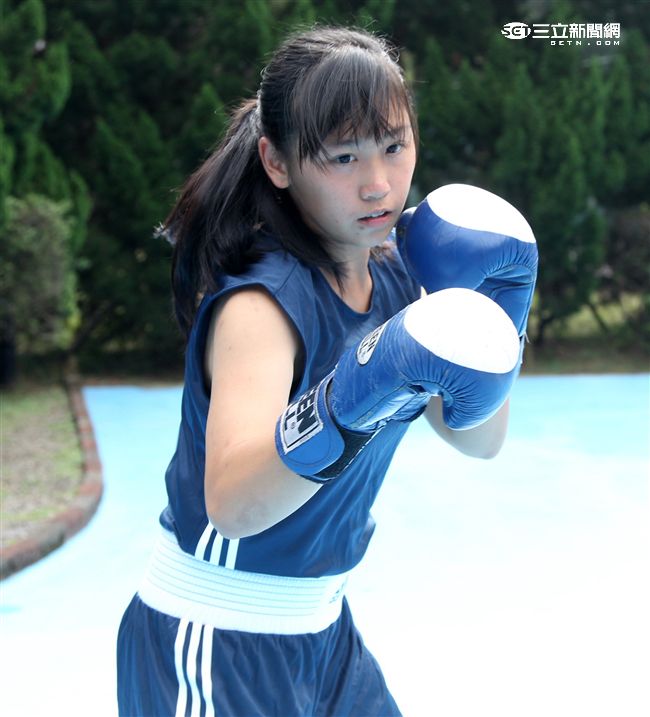 林芷蓮下士，第六軍團21砲指部防空營飛彈發射士，畢業於陸軍專科學校，20歲出頭，仍是清純的學生外表，卻有特殊的拳擊手身分。（記者邱榮吉/攝影）