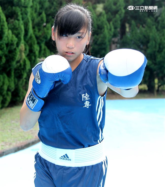 林芷蓮下士，第六軍團21砲指部防空營飛彈發射士，畢業於陸軍專科學校，20歲出頭，仍是清純的學生外表，卻有特殊的拳擊手身分。（記者邱榮吉/攝影）