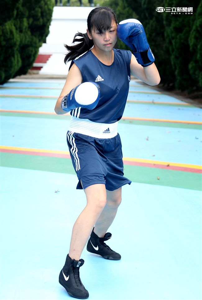 林芷蓮下士，第六軍團21砲指部防空營飛彈發射士，畢業於陸軍專科學校，20歲出頭，仍是清純的學生外表，卻有特殊的拳擊手身分。（記者邱榮吉/攝影）