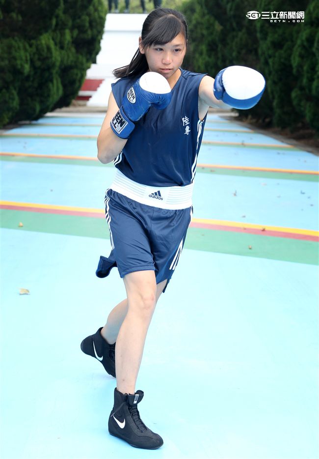 林芷蓮下士，第六軍團21砲指部防空營飛彈發射士，畢業於陸軍專科學校，20歲出頭，仍是清純的學生外表，卻有特殊的拳擊手身分。（記者邱榮吉/攝影）