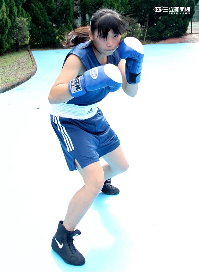 林芷蓮下士，第六軍團21砲指部防空營飛彈發射士，畢業於陸軍專科學校，20歲出頭，仍是清純的學生外表，卻有特殊的拳擊手身分。（記者邱榮吉/攝影）