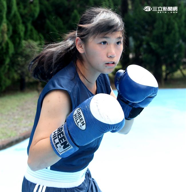 林芷蓮下士，第六軍團21砲指部防空營飛彈發射士，畢業於陸軍專科學校，20歲出頭，仍是清純的學生外表，卻有特殊的拳擊手身分。（記者邱榮吉/攝影）