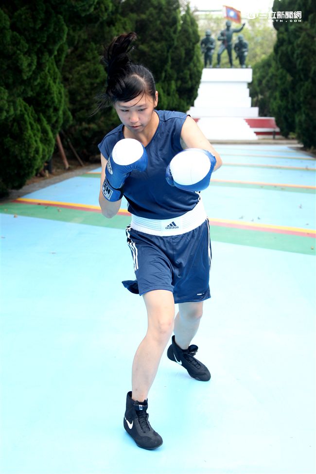 林芷蓮下士，第六軍團21砲指部防空營飛彈發射士，畢業於陸軍專科學校，20歲出頭，仍是清純的學生外表，卻有特殊的拳擊手身分。（記者邱榮吉/攝影）