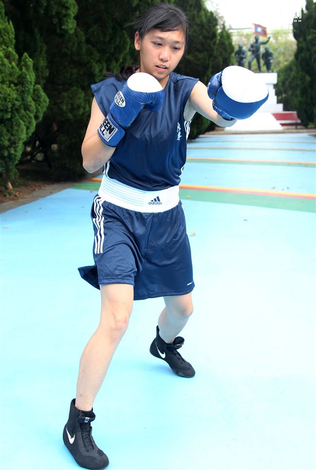 林芷蓮下士，第六軍團21砲指部防空營飛彈發射士，畢業於陸軍專科學校，20歲出頭，仍是清純的學生外表，卻有特殊的拳擊手身分。（記者邱榮吉/攝影）