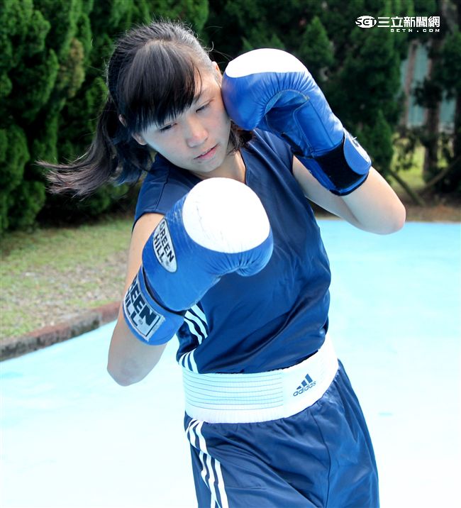 林芷蓮下士，第六軍團21砲指部防空營飛彈發射士，畢業於陸軍專科學校，20歲出頭，仍是清純的學生外表，卻有特殊的拳擊手身分。（記者邱榮吉/攝影）