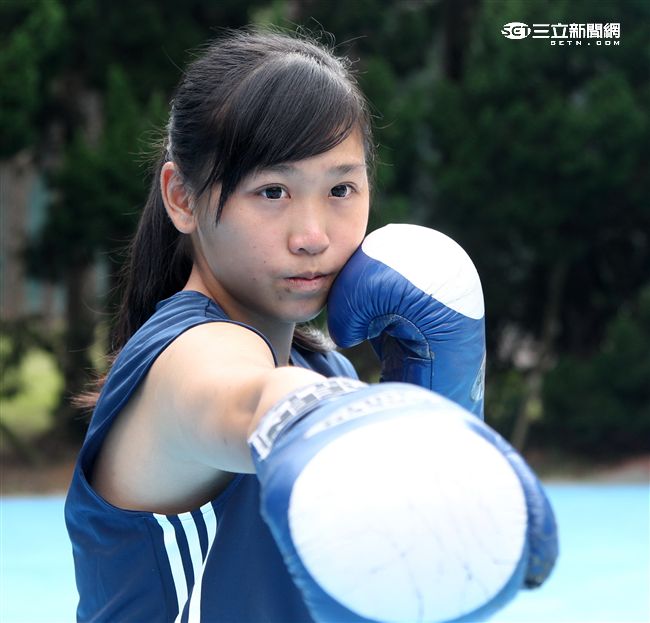 林芷蓮下士，第六軍團21砲指部防空營飛彈發射士，畢業於陸軍專科學校，20歲出頭，仍是清純的學生外表，卻有特殊的拳擊手身分。（記者邱榮吉/攝影）