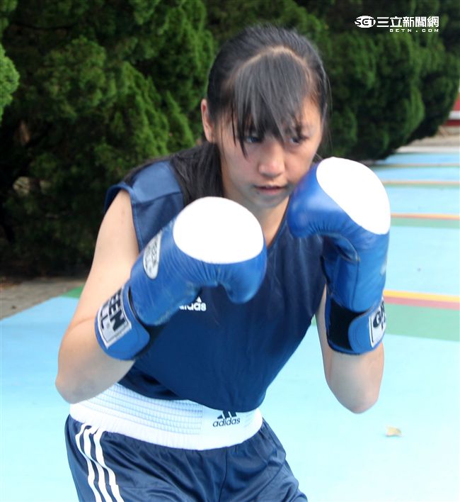 林芷蓮下士，第六軍團21砲指部防空營飛彈發射士，畢業於陸軍專科學校，20歲出頭，仍是清純的學生外表，卻有特殊的拳擊手身分。（記者邱榮吉/攝影）