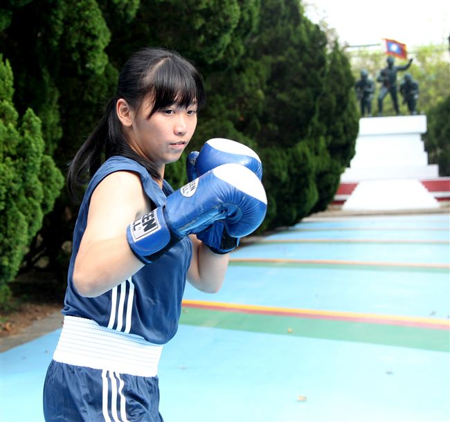 林芷蓮下士，第六軍團21砲指部防空營飛彈發射士，畢業於陸軍專科學校，20歲出頭，仍是清純的學生外表，卻有特殊的拳擊手身分。（記者邱榮吉/攝影）