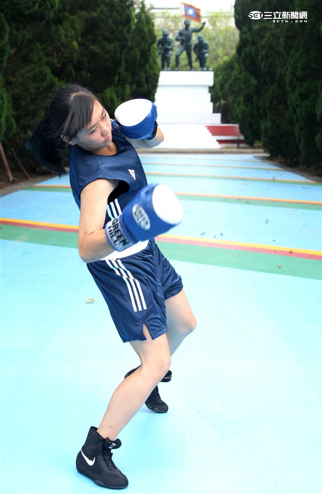 林芷蓮下士，第六軍團21砲指部防空營飛彈發射士，畢業於陸軍專科學校，20歲出頭，仍是清純的學生外表，卻有特殊的拳擊手身分。（記者邱榮吉/攝影）