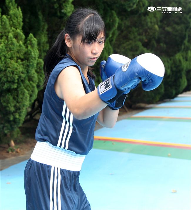 林芷蓮下士，第六軍團21砲指部防空營飛彈發射士，畢業於陸軍專科學校，20歲出頭，仍是清純的學生外表，卻有特殊的拳擊手身分。（記者邱榮吉/攝影）