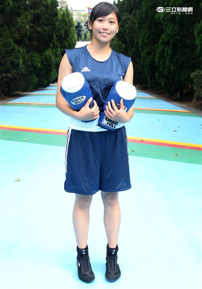 林芷蓮下士擂台上快、狠、準，私底下是溫柔可愛的小女生。（記者邱榮吉/攝影）