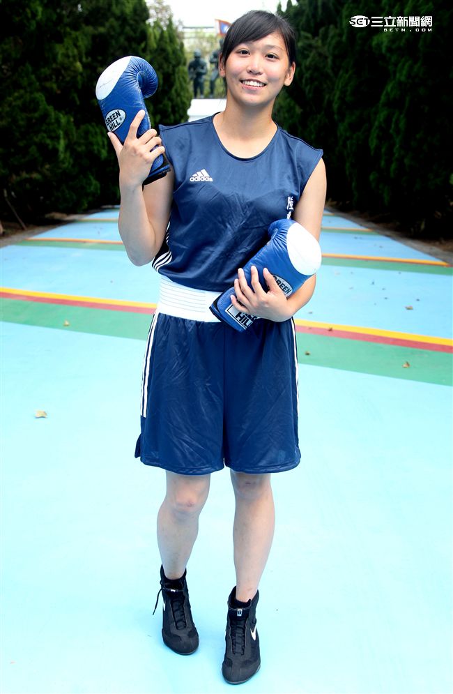 林芷蓮下士擂台上快、狠、準，私底下是溫柔可愛的小女生。（記者邱榮吉/攝影）