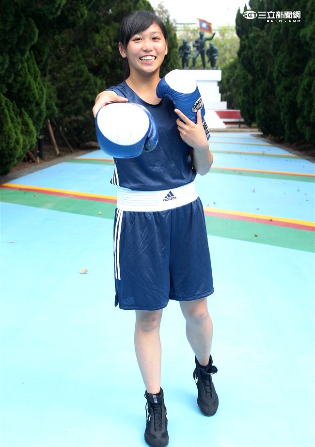 林芷蓮下士擂台上快、狠、準，私底下是溫柔可愛的小女生。（記者邱榮吉/攝影）