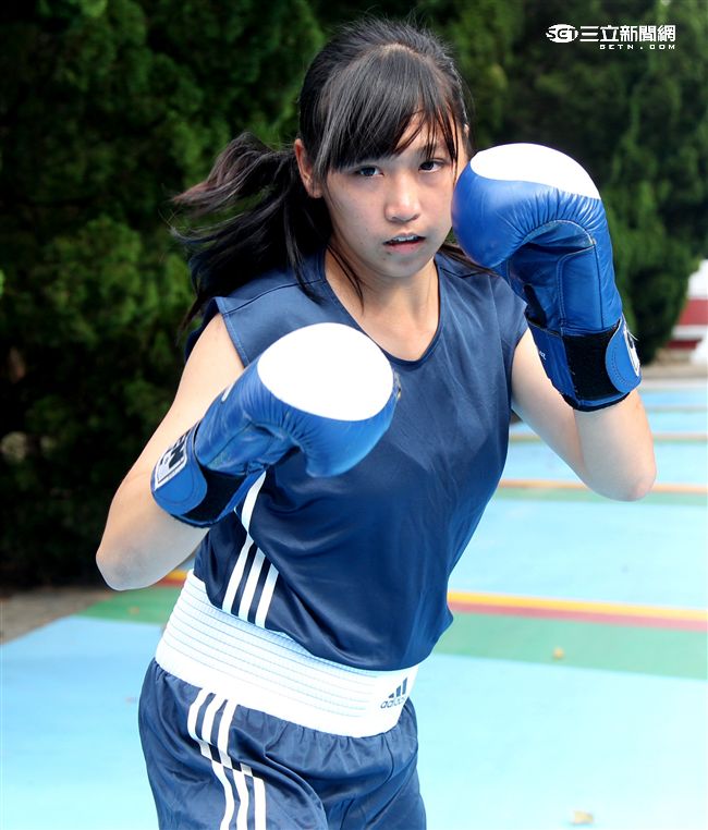 林芷蓮下士，第六軍團21砲指部防空營飛彈發射士，畢業於陸軍專科學校，20歲出頭，仍是清純的學生外表，卻有特殊的拳擊手身分。（記者邱榮吉/攝影）