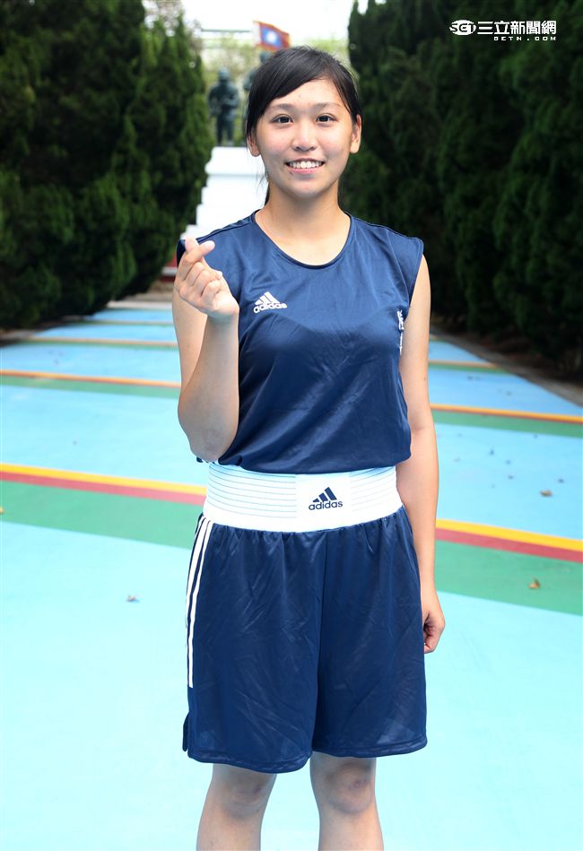 林芷蓮下士，第六軍團21砲指部防空營飛彈發射士，畢業於陸軍專科學校，20歲出頭，仍是清純的學生外表，卻有特殊的拳擊手身分。（記者邱榮吉/攝影）