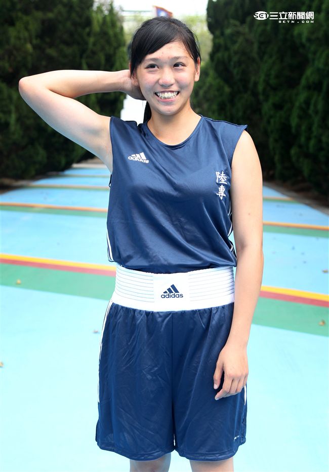 林芷蓮下士，第六軍團21砲指部防空營飛彈發射士，畢業於陸軍專科學校，20歲出頭，仍是清純的學生外表，卻有特殊的拳擊手身分。（記者邱榮吉/攝影）