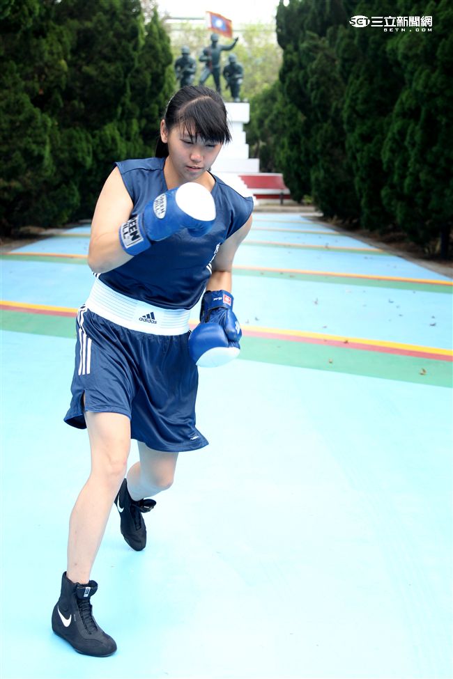 林芷蓮下士，第六軍團21砲指部防空營飛彈發射士，畢業於陸軍專科學校，20歲出頭，仍是清純的學生外表，卻有特殊的拳擊手身分。（記者邱榮吉/攝影）