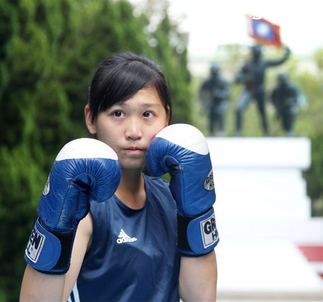 林芷蓮下士，第六軍團21砲指部防空營飛彈發射士，畢業於陸軍專科學校，20歲出頭，仍是清純的學生外表，卻有特殊的拳擊手身分。（記者邱榮吉/攝影）