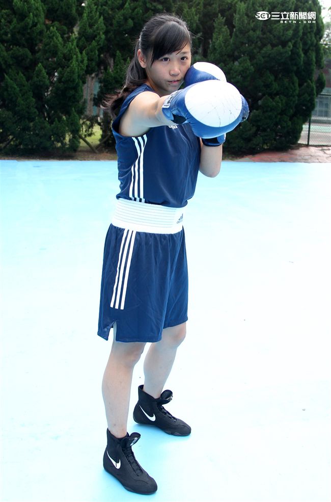 林芷蓮下士，第六軍團21砲指部防空營飛彈發射士，畢業於陸軍專科學校，20歲出頭，仍是清純的學生外表，卻有特殊的拳擊手身分。（記者邱榮吉/攝影）